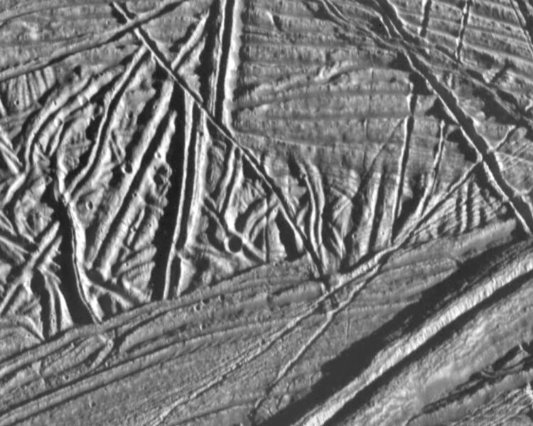Criss-crossing ridges on Europa's surface