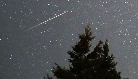 Geminid meteor Dec 13_2018, Bob King, 480x274