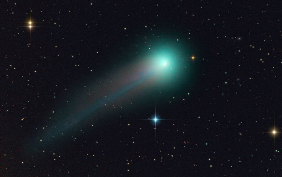 Comet Lemmon shows off its ion and dust tails