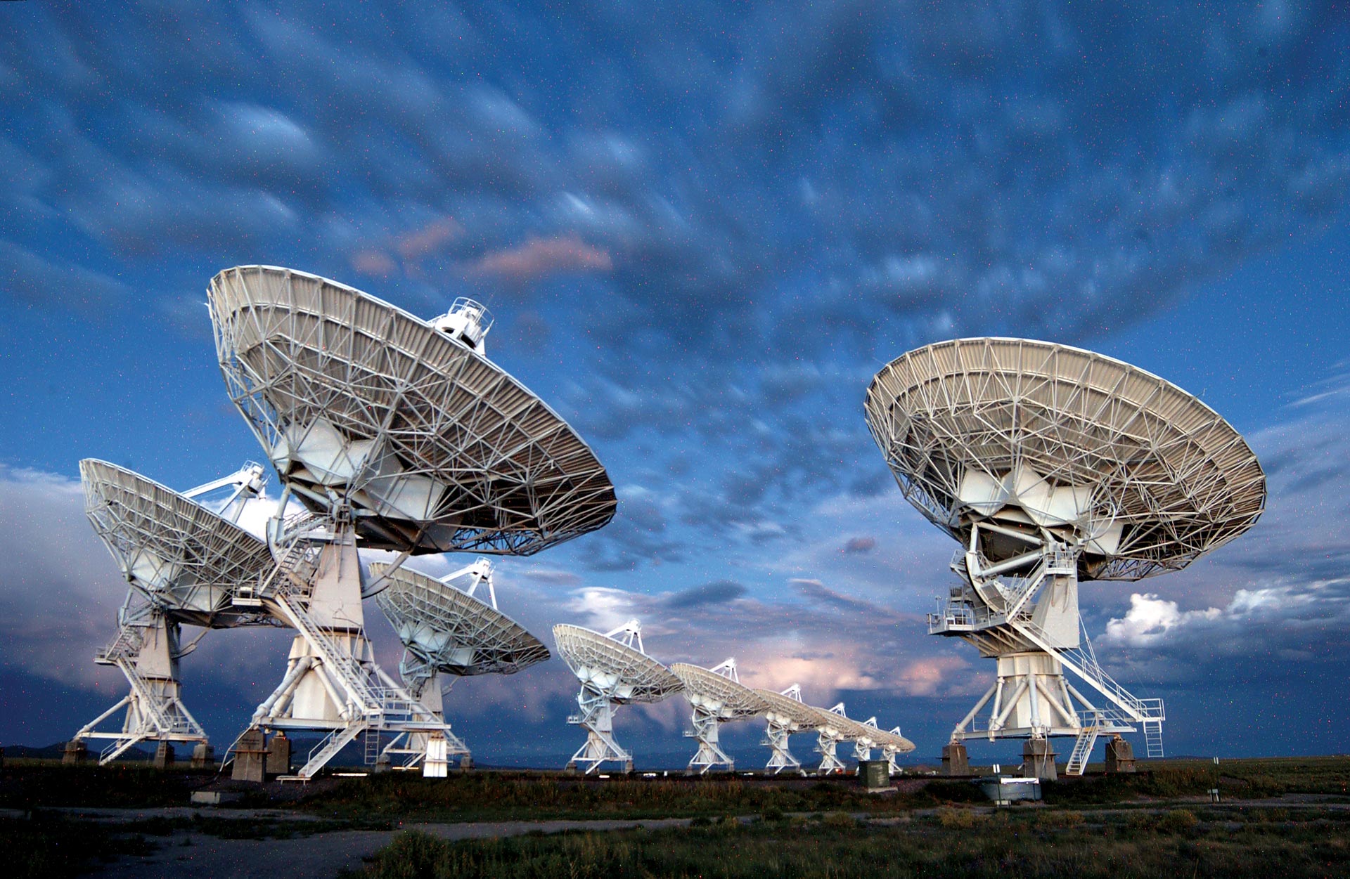 Iconic Radio Telescope Begins 7 Year Search For New Objects Sky   VLAArrayNiteClouds RGB 