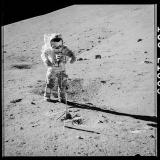 Gene Cernan recolecta una muestra como parte de la misión Apolo 17.