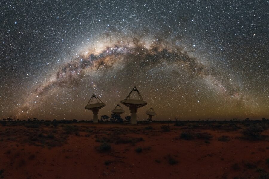 An image of the ASKAP array under the Milky Way