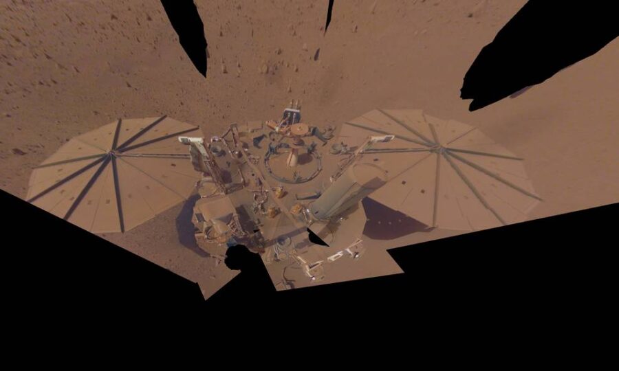 Selfie shows Insight's dust-covered parasol-like solar panels