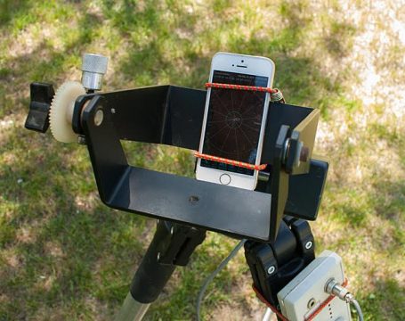 Daytime polar alignment using a Smartphone